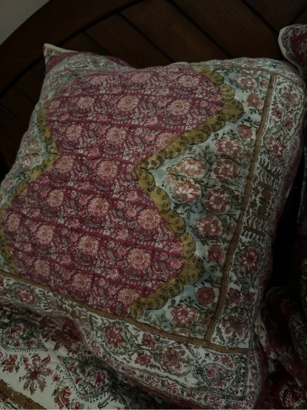Pottery Barn Red and Cream Floral Quilted Bedspread Set - Zarina